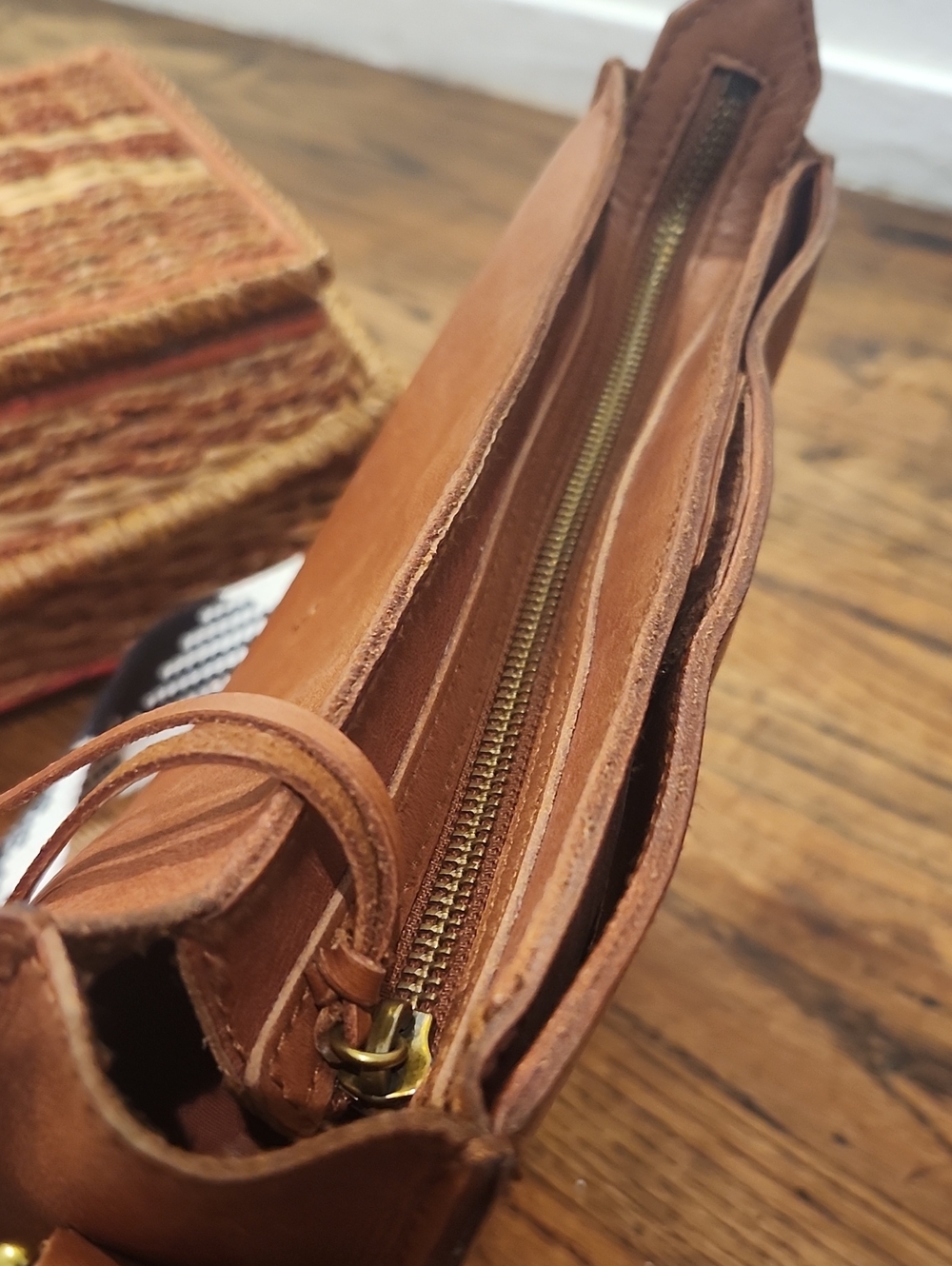 Madewell The Transport Saddlebag: Wave Strap Edition – English Saddle Leather - Picture 8 of 11